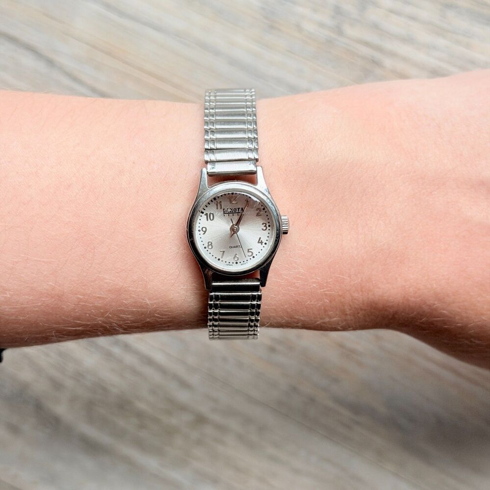 Vintage Dakota Women’s Quartz Watch Silver Tone Stretch Band Petite Small Face - Picture 3 of 7